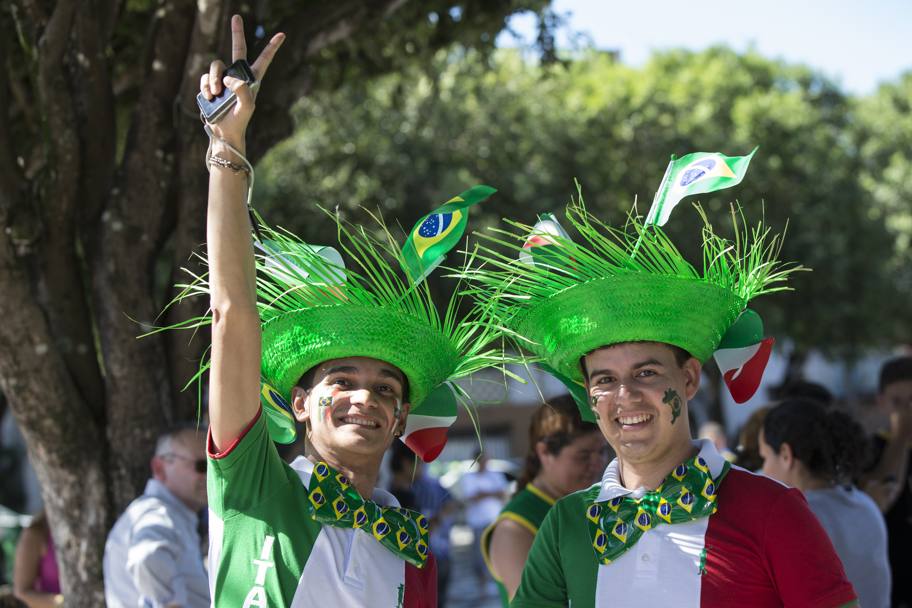 Verso Italia-Inghilterra: ecco tifosi azzurri con bandierine e papillon brasiliani e magliette tricolori. Getty Images